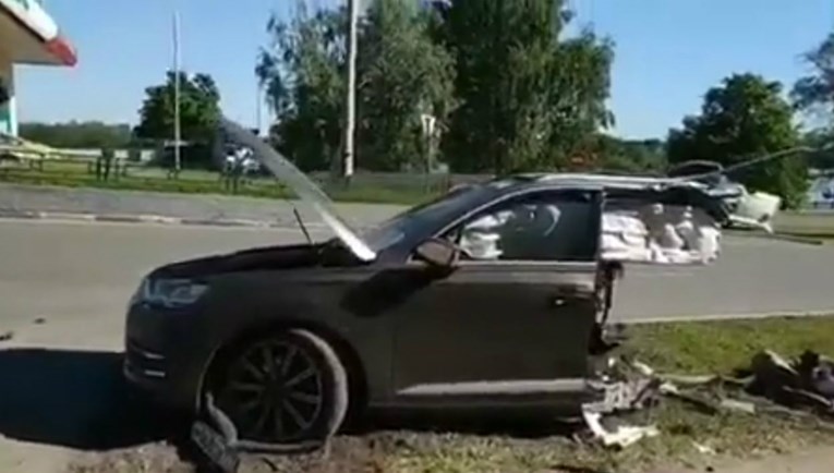Prestižni Audijev SUV se raspolovio nakon udarca u stup
