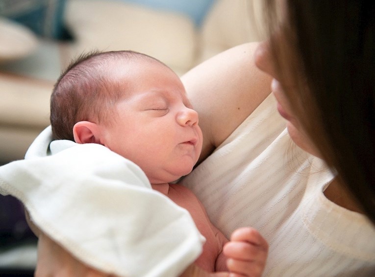 Deset čudnih stvari oko kojih novopečene mame najčešće brinu