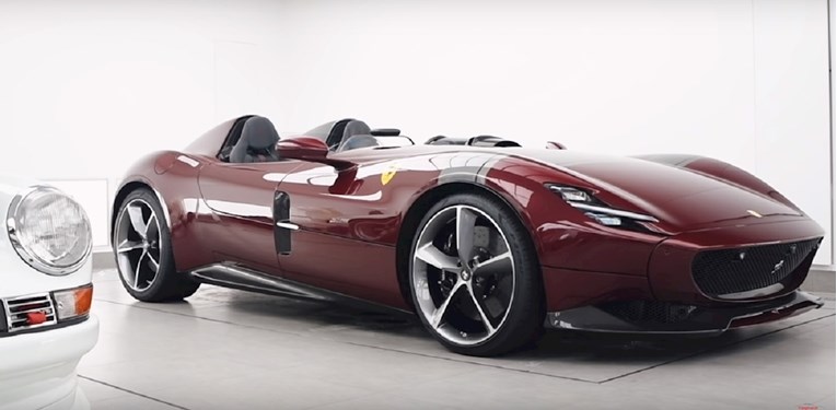VIDEO Tamnocrveni Ferrari ostavit će vas bez daha, pogledajte što mu rade
