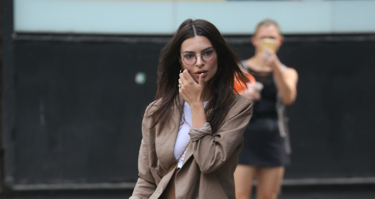 Emily Ratajkowski psa šeće u najležernijem odijelu koje smo vidjeli