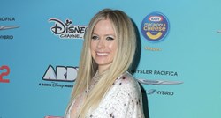Avril Lavigne iznenadila izborom haljine s dekolteom do pupka