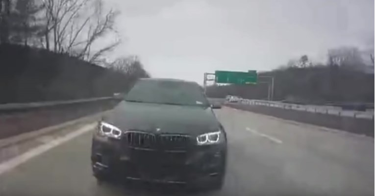 Nije gledao cestu: Pogledajte kako se BMW-om zabio u stražnji kraj kamiona