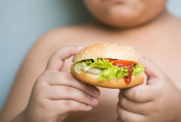 Djeca koja su na internetu više od tri sata dnevno češće jedu nezdravu hranu