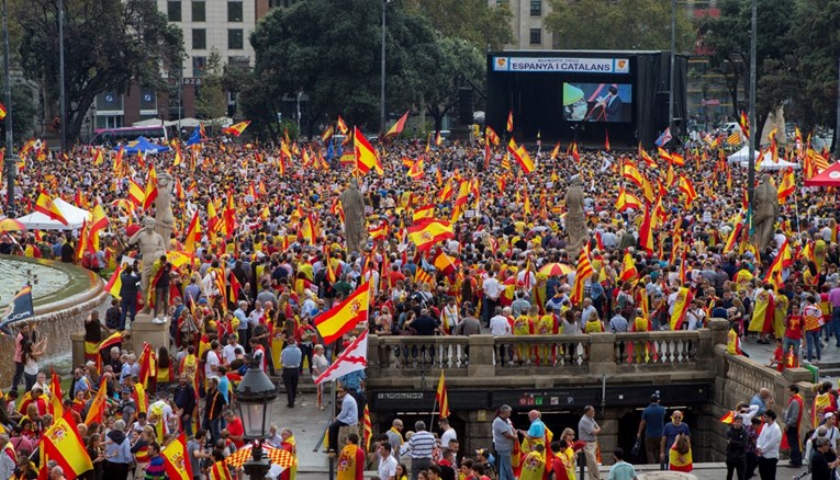 Ulice Barcelone pune španjolskih zastava na nacionalni praznik