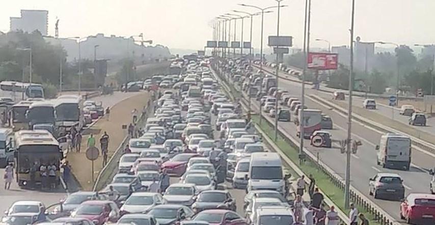 Srbi opet blokirali promet zbog cijena goriva, kaos na cestama, pogledajte snimku