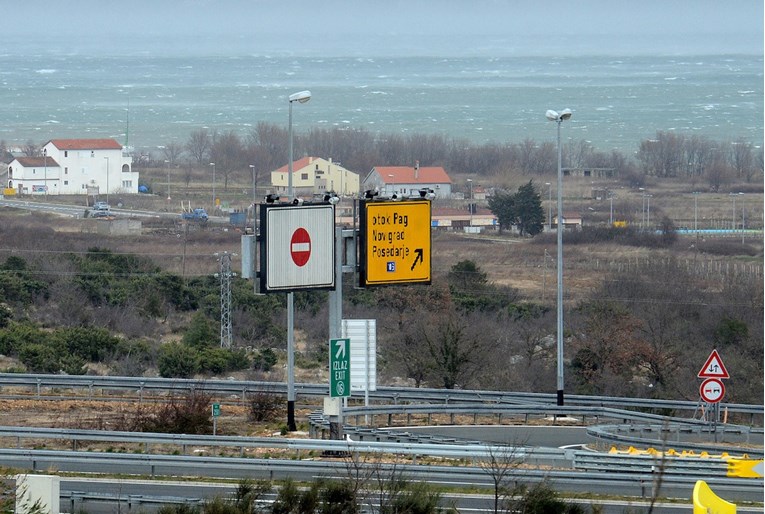 Autocesta između Svetog Roka i Maslenice zbog jakog vjetra zatvorena za sva vozila osim osobnih