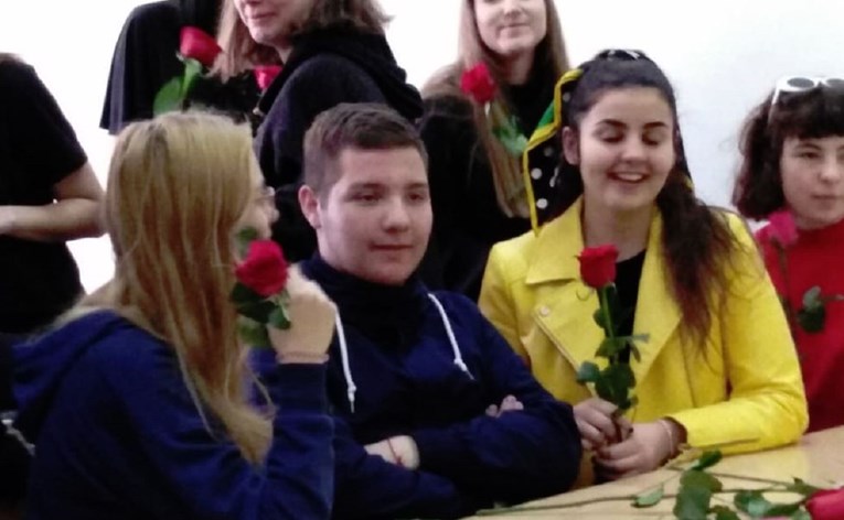 Srednjoškolac iz Splita poklonio ružu svim ženama u svojoj školi