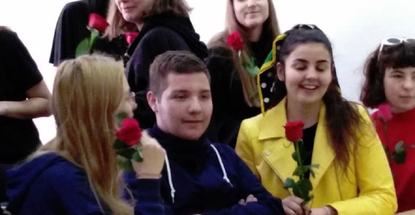 Srednjoškolac iz Splita poklonio ružu svih ženama u svojoj školi