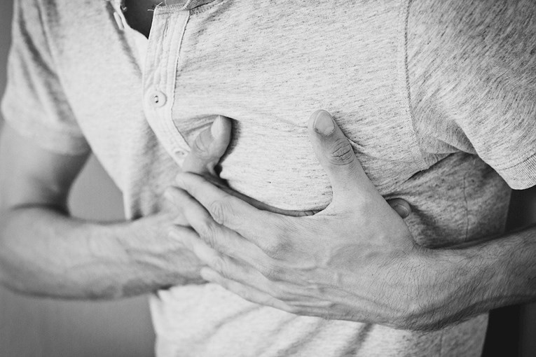 Naučite ih prepoznati na vrijeme: Ovo su prvi simptomi srčanog udara