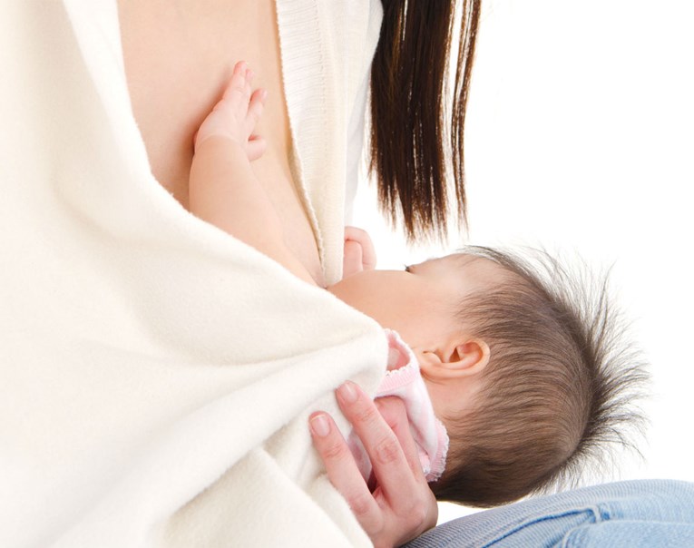 Liječnik poručio majci da se pokrije dok doji dijete tijekom pregleda