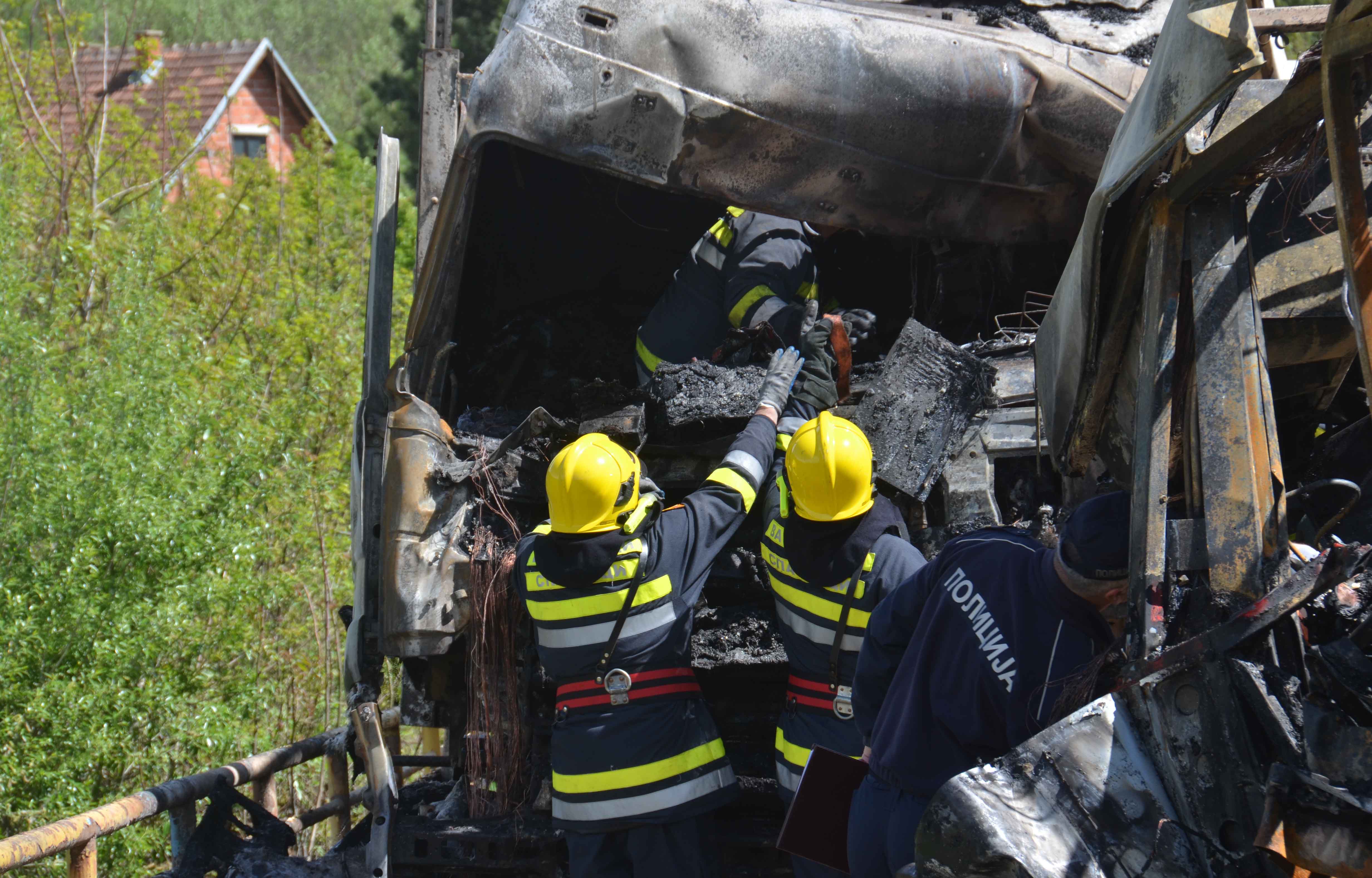 Svjedoci sudara autobusa i kamiona u Srbiji: "Putnici su živi gorjeli"
