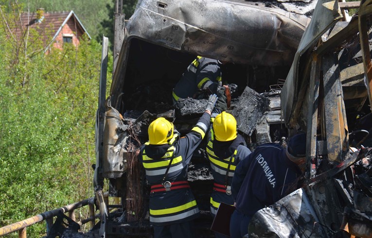 Svjedoci sudara autobusa i kamiona u Srbiji: "Putnici su živi gorjeli"