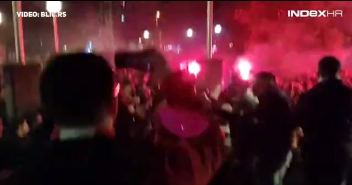 VIDEO Delije ludovale u Napulju, pjevale o Kosovu i UEFA-i