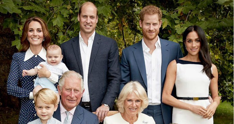 Kate Middleton nosi svoj omiljeni uzorak na novom portretu kraljevske obitelji
