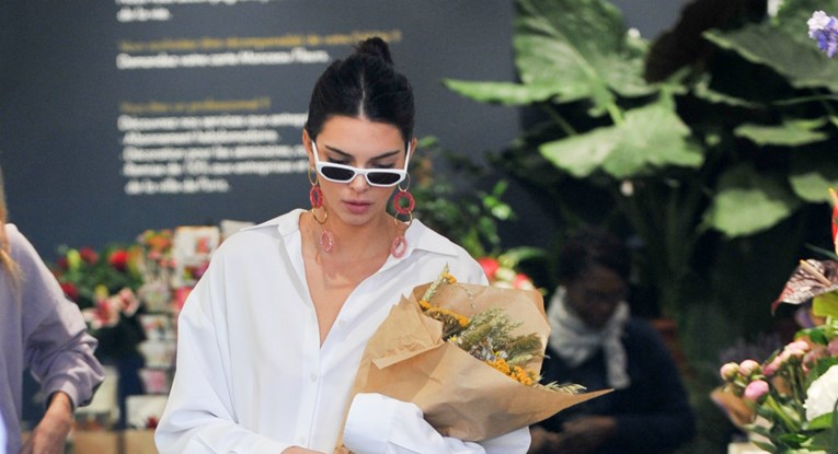 Kako chic! Kendall Jenner u potpuno bijelom izdanju kupuje cvijeće u Parizu