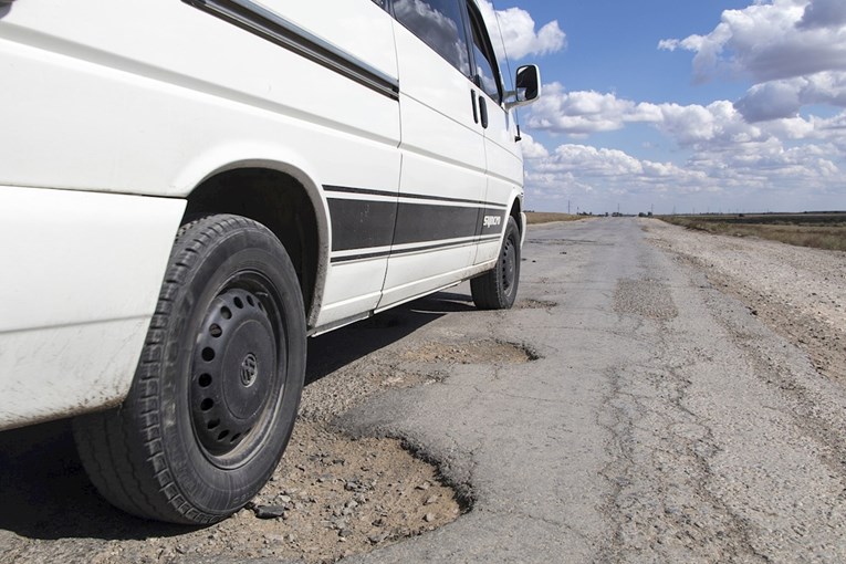 Kako vam rupe na cesti mogu oštetiti automobil? Ne stradaju samo kotači i gume