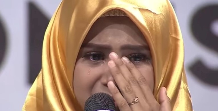 Djevojčica usred natjecanja saznala da joj je umrla mama za koju je pjevala
