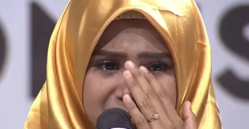 Djevojčica usred natjecanja saznala da joj je umrla mama za koju je pjevala