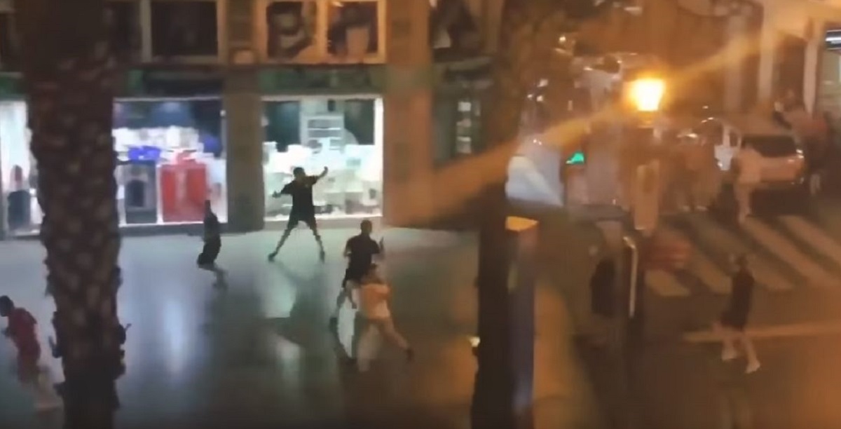 VIDEO Engleski huligani divljaju po Sevilli, policija ih smiruje pucanjem u zrak