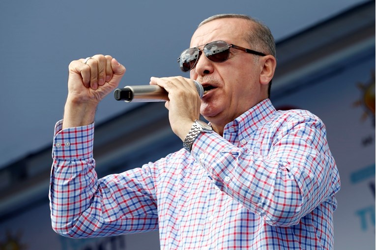 Promatrači: Erdoganu je u pobjedi pomoglo ograničavanje slobode govora, medija i okupljanja
