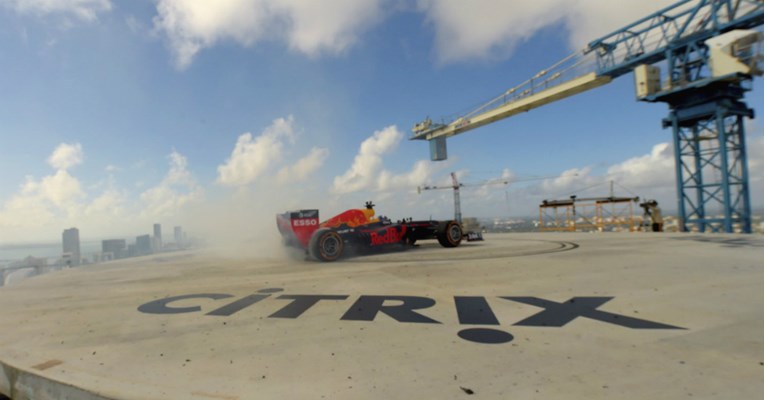Na krovu nebodera palio gume u bolidu Formule 1