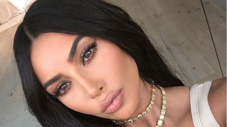 Kim Kardashian pokazala kako se šminka pa naljutila mnoge