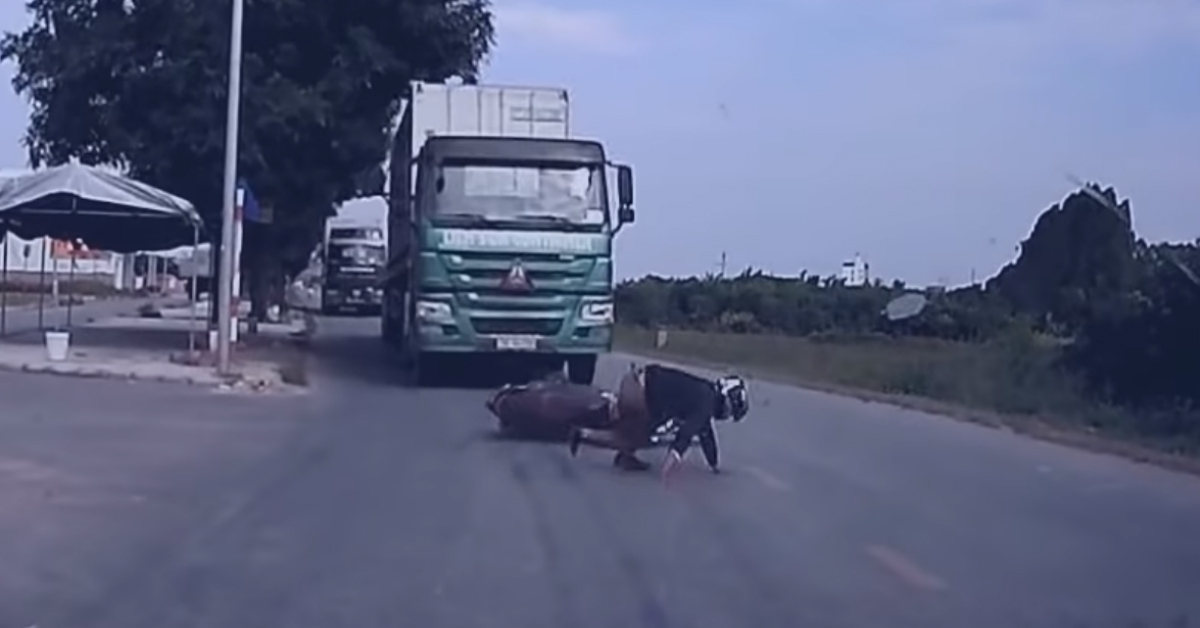 Motociklista pokupio auto, a onda je naišao i kamion