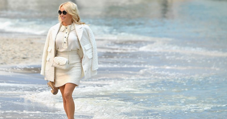 Pamela Anderson rekreirala scenu iz Baywatcha na reviji Chanela