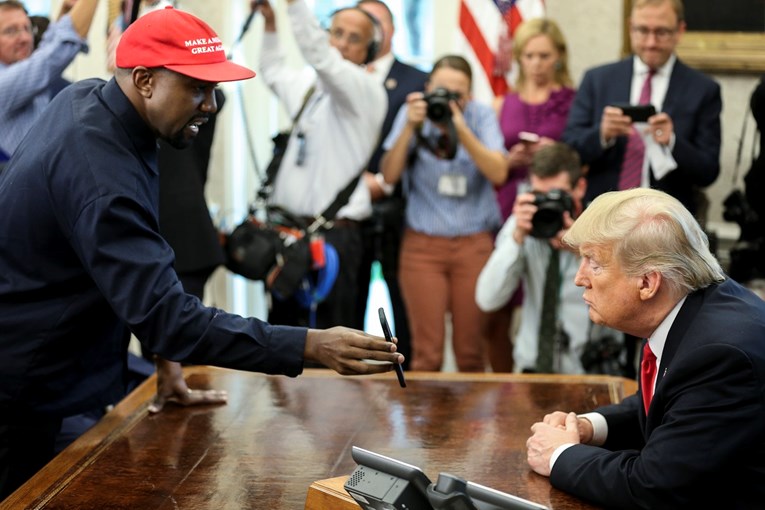 Kanye West deset minuta vodio monolog u Bijeloj kući pa izgrlio Trumpa
