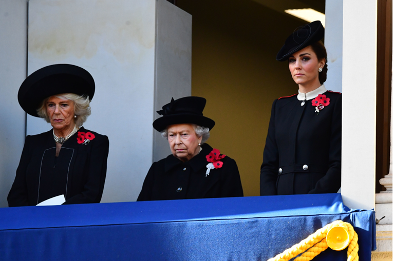 Zašto je Meghan na svečanosti bila odvojena od Kate, Camille i kraljice?