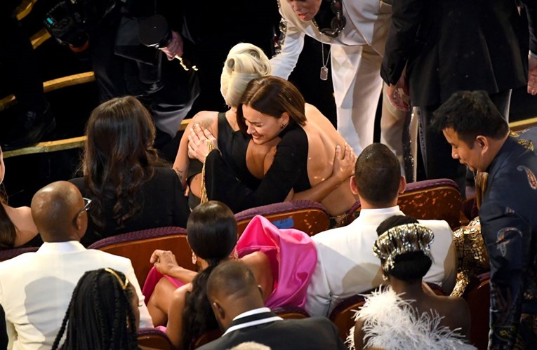 Pogledajte kako se Irina Shayk ponašala prema Gagi kad je ova dobila Oscara