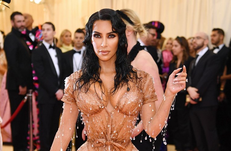 Najvruće izdanje Kim Kardashian? Obline istaknula pripijenom "mokrom" haljinom