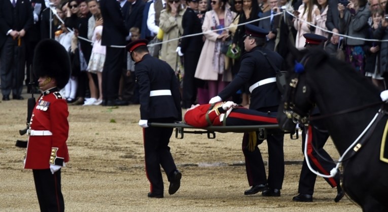 Nesreća na kraljičinoj proslavi: Konj zbacio vojnika, hitno ga odvezli u bolnicu