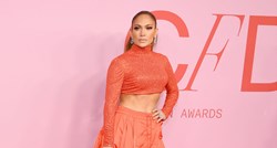 Jennifer Lopez u crop topiću i raskošnoj suknji preuzela nagradu za modnu ikonu