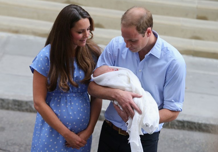Sređena nekoliko sati nakon poroda: Ovako je Kate Middleton pokazala prvo dijete
