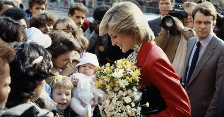 Princeza Diana često je hodala spuštene glave, a za to postoji dobar razlog
