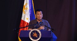 Filipinski predsjednik držao govor, a onda su skužili što plazi po njemu...