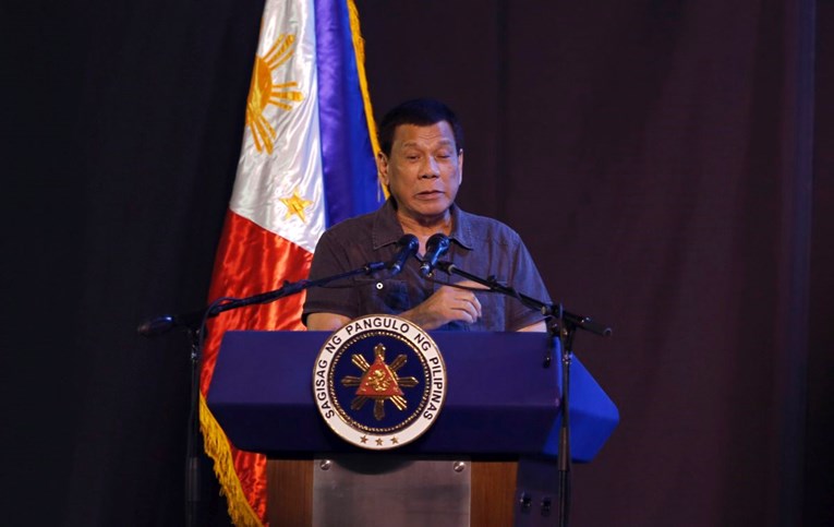 Filipinski predsjednik držao govor, a onda su skužili što plazi po njemu...