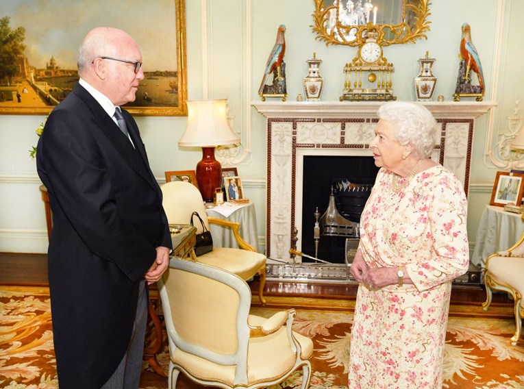 Na fotki iz Buckinghamske palače svu pažnju privukao detalj iza kraljice Elizabete