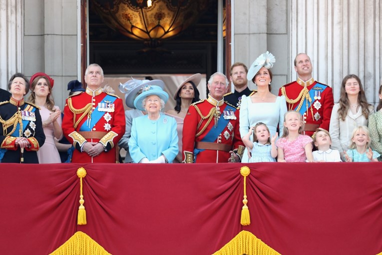 Meghan je na balkonu palače stajala iza leđa Kate Middleton, evo i zašto