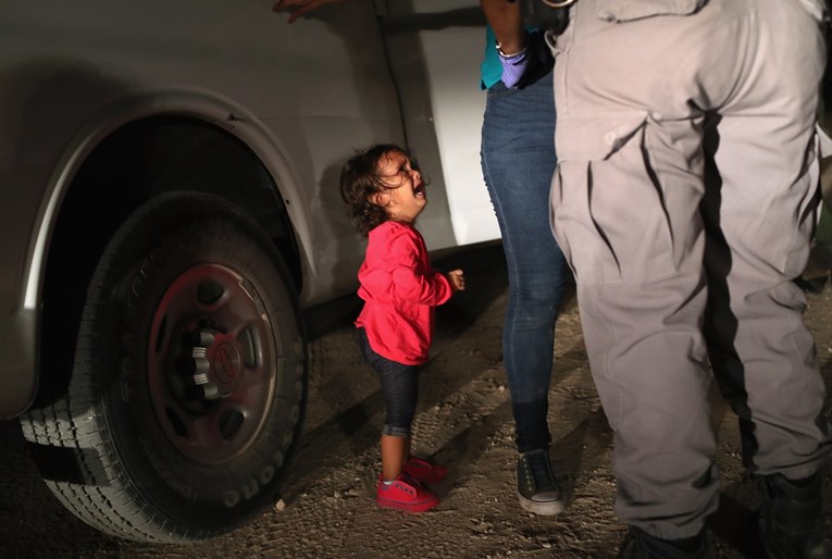 Fotka dvogodišnje migrantice na granici mnogima je slomila srce