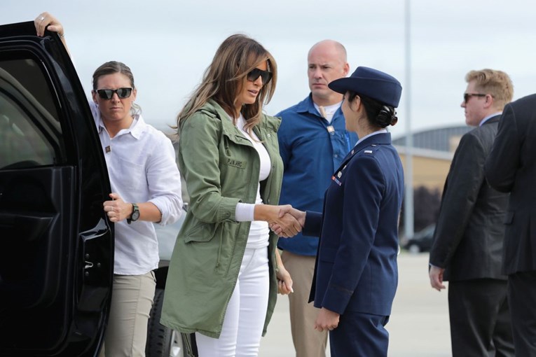 Amerikance šokirao natpis na Melanijinoj jakni tijekom posjeta djeci imigranata