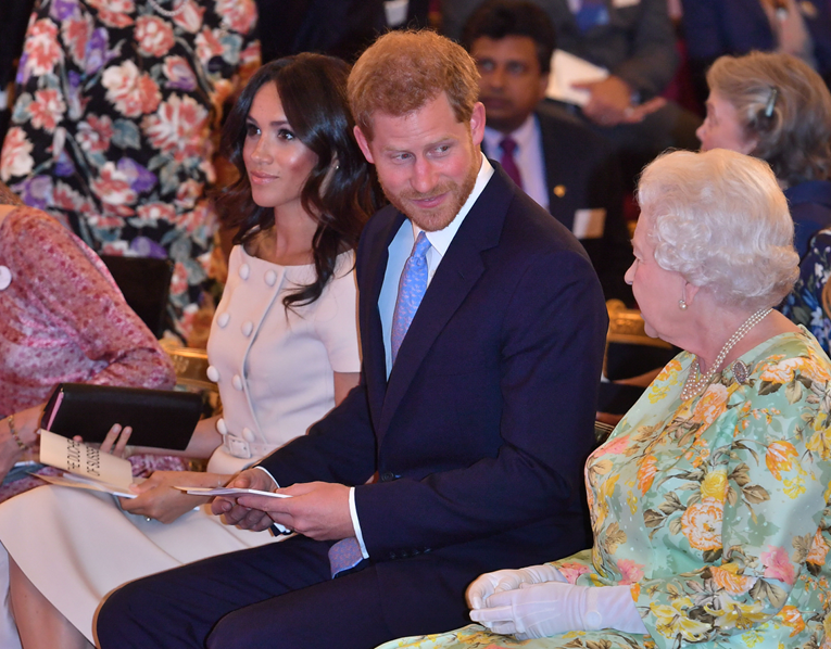 Princ Harry posjetiteljima u palači dobacio nešto o Kraljici što ih je nasmijalo