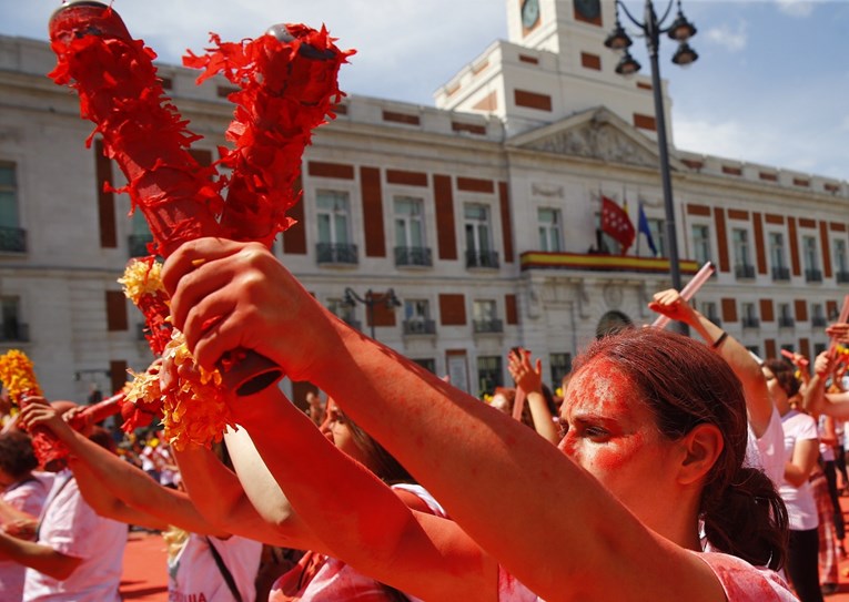 Deseci tisuća ljudi u Madridu prosvjedovali protiv tradicije borbe s bikovima