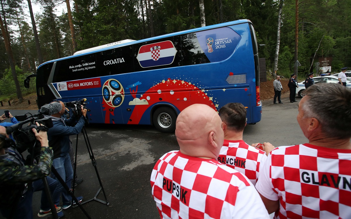 Hrvatska stigla u bazu: Okupljeni navijači pozdravljali reprezentativce
