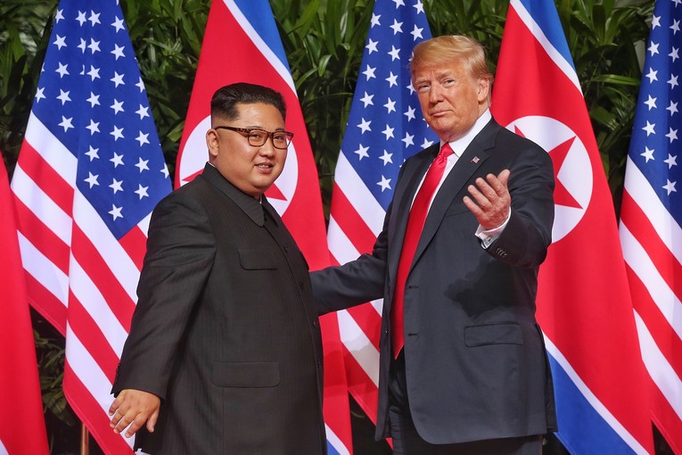 FOTO Trump i Kim počeli summit rukovanjem, osmijehom i uzdignutim palcem