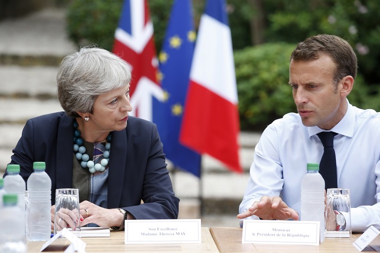 Macron primio May u svojoj ljetnoj rezidenciji, pričali su o Brexitu