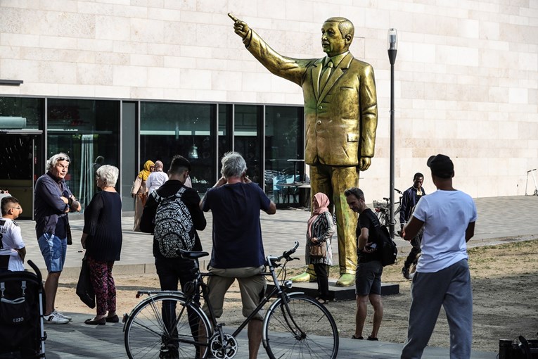 Ogroman zlatni kip Erdogana uklonjen s izložbe u Njemačkoj