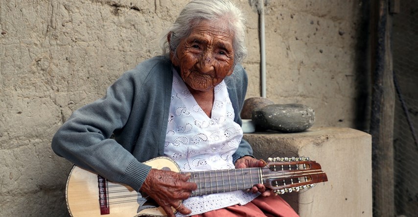 Ova bakica je proslavila 118. rođendan, a još uvijek svira i uživa u torti