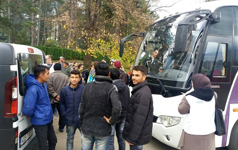 Migranti iz Bihaća vraćeni u Sarajevo i smješteni u vojarnu